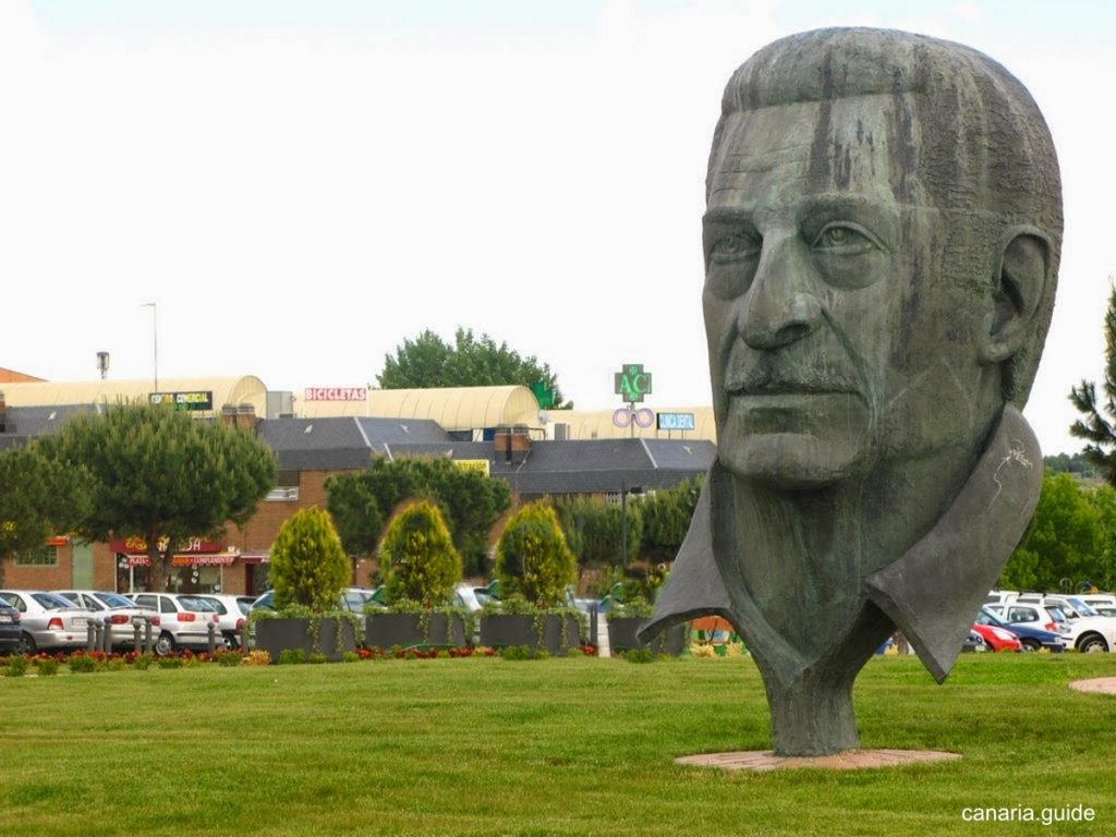 Madrid, Boadilla del Monte - monumento a Alfredo Kraus